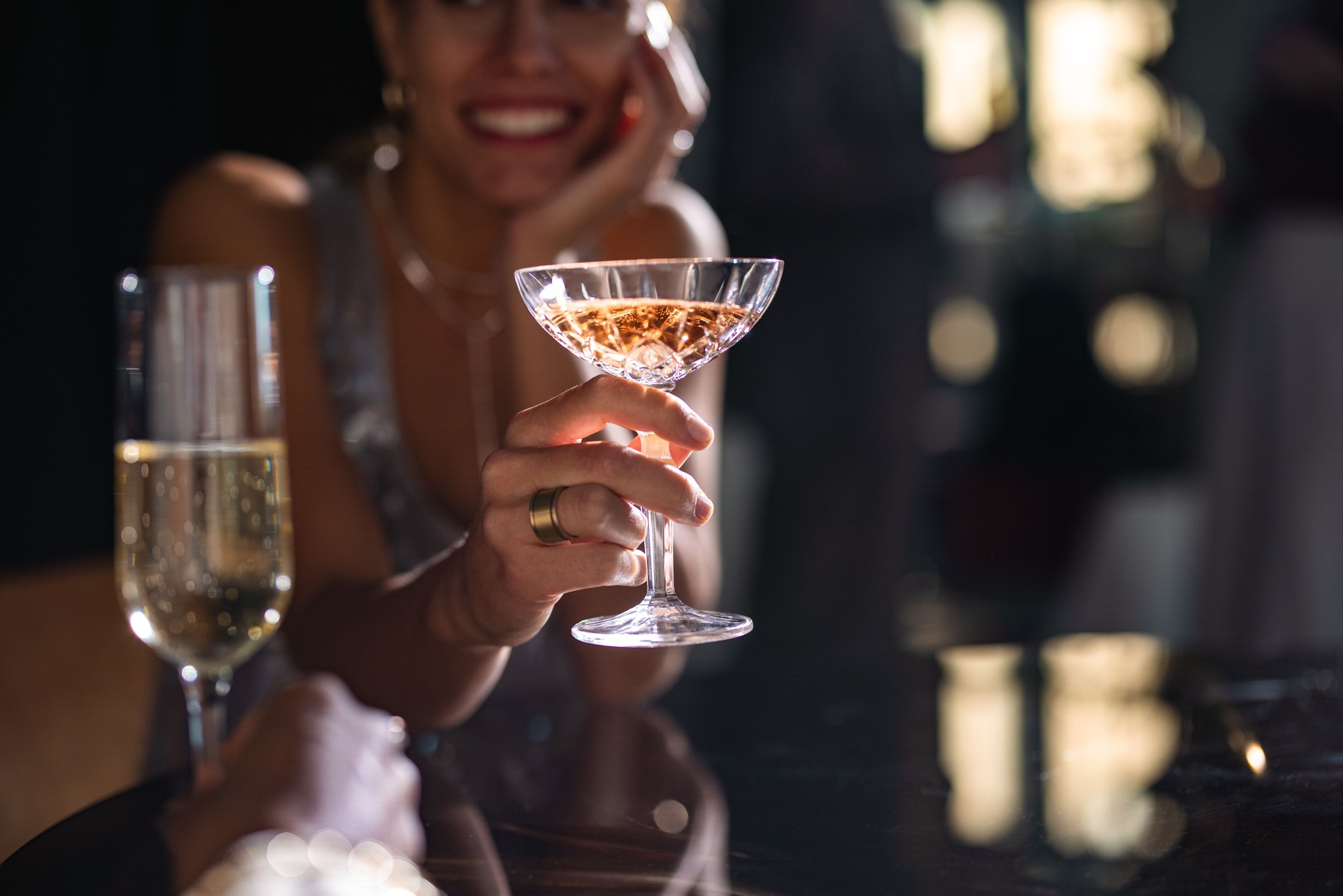 Foto De Primer Plano De Las Manos De La Mujer Brindando Con Copas De Vino Y Champán En La Fiesta De Navidad