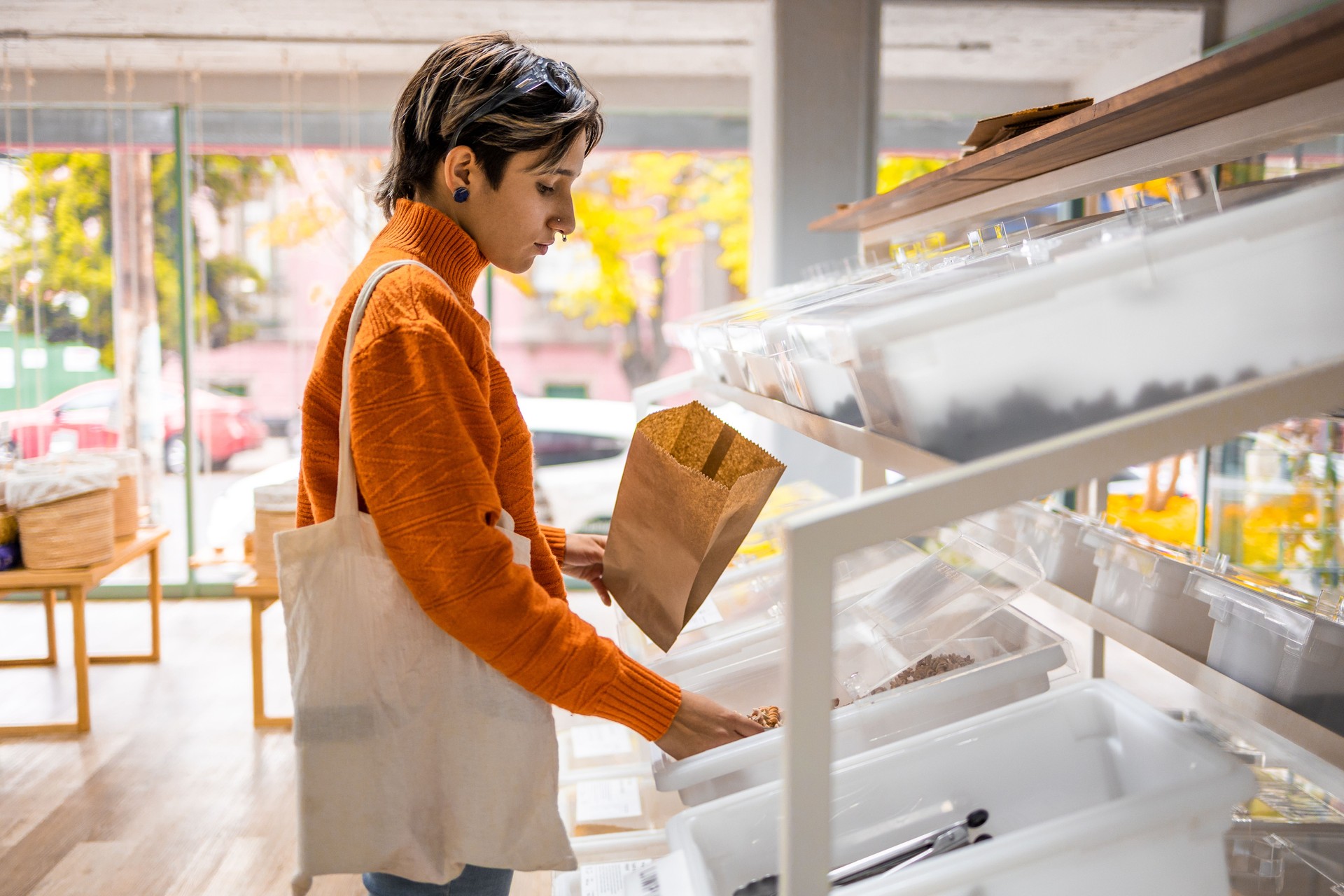 Mujer joven comprando en la tienda local